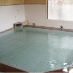 美人の湯・美肌の湯として知られる中山平温泉にあり、とろっとした肌触りの温泉。源泉の温度は湧出地で93度と高温だが、長い桶で自然に下げ水を一切加えず適温にしている。源泉かけ流し、加温加水なし。