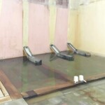 昭和23年(1948)、鳴子温泉にて早稲田大学の学生がボーリングの実習で源泉を掘り当て、そのお湯を共同浴場に引いている。黄色のおしゃれな建物。掘削からちょうど50年目となった平成10年に早稲田大学石山修武教授の設計で全面改築された。病気治療に用いられる療養泉に分類される。源泉かけ流し、加温加水なし。駅から近い。